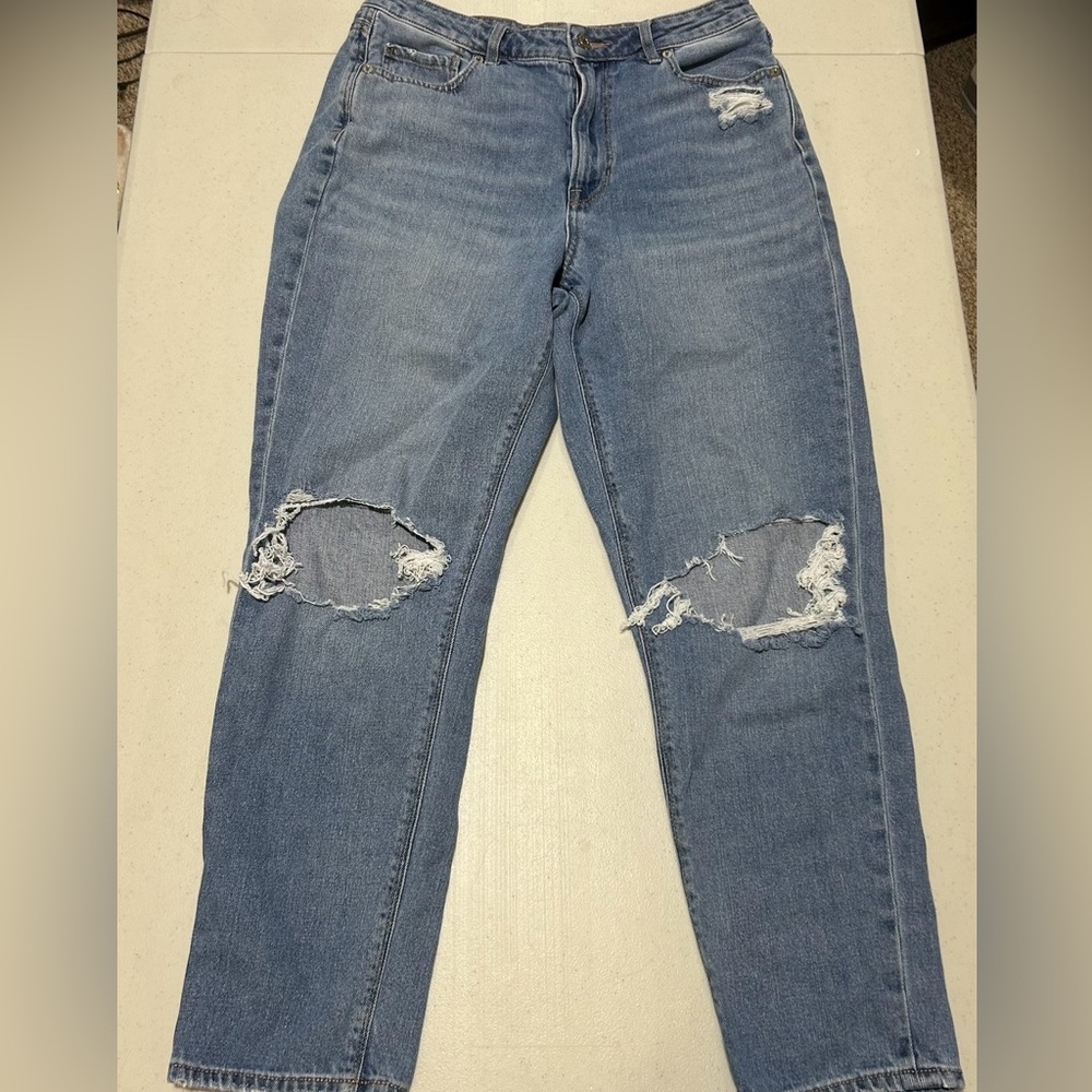 American Eagle Distressed Mom Jean- Medium Wash